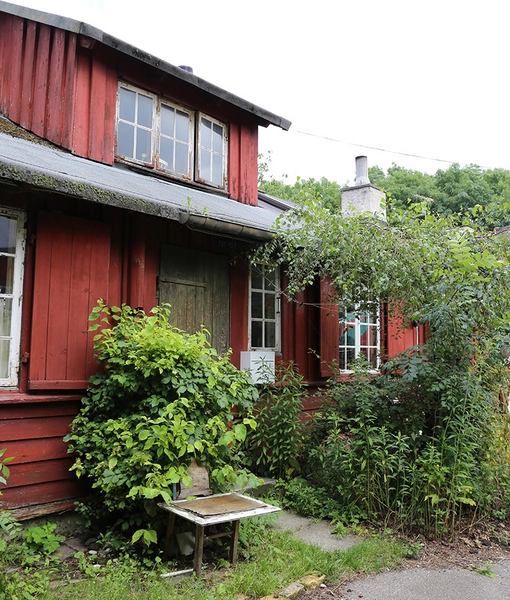 Ballonparken Rødmalede træbarakker i det grønne område