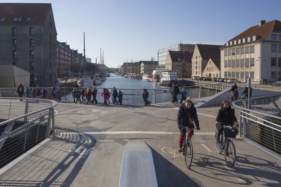 Trangravsbroen og Proviantbroen Fodgængere og cyklister på broen