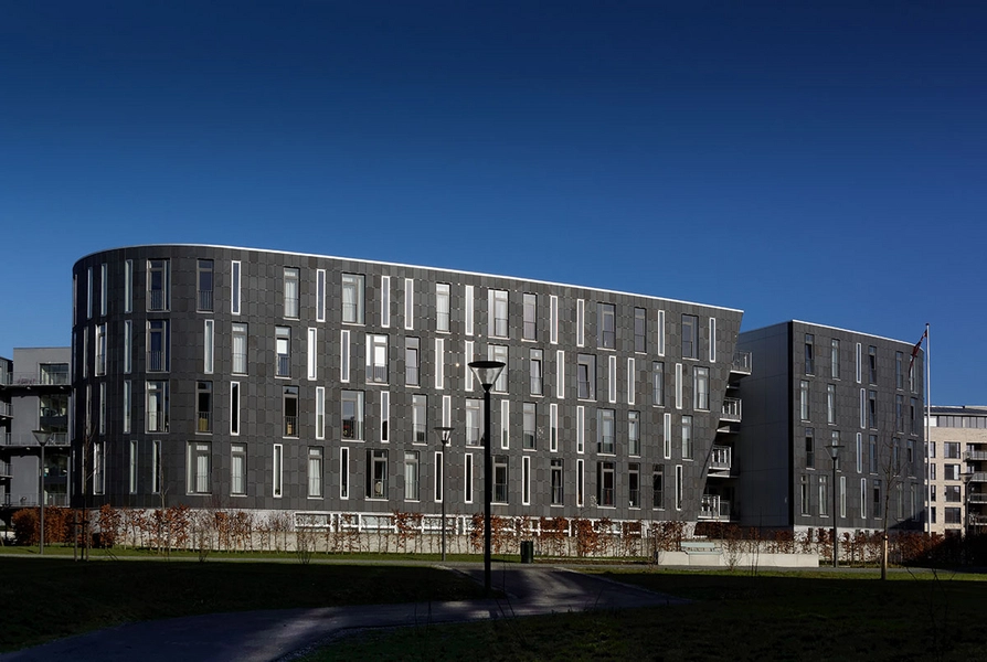 Ellipsen, Flintholm Plejeboliger Den ellipseformede bygnings ene langside med lys-slids