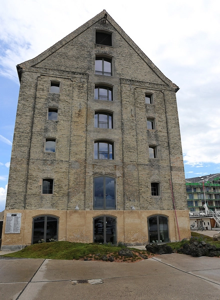 Noma byrum Pakhuset fra 1800-tallet med det nye byrum foran