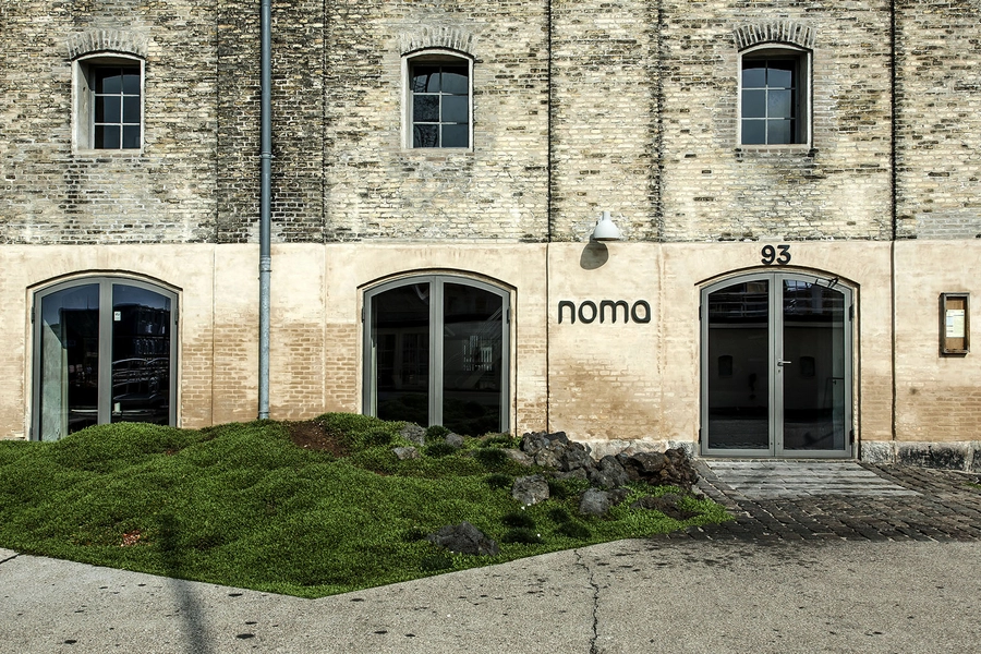 Noma & Noma Food Lab Entresituation på bygningens vestfacade
