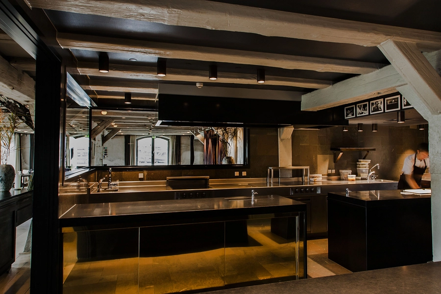 Noma & Noma Food Lab Blik mod køkkenet