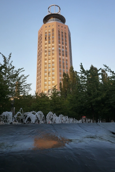 Söder Torn Tårnet set fra Fatbursparken, i forgrunden Afrodites Brunn af Roland Haeberlein