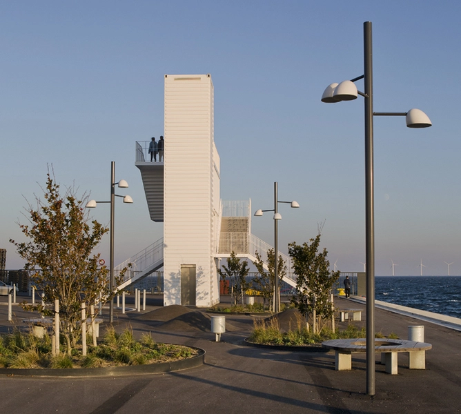 Udsigtstårn i Nordhavnen Set fra vest med opholdsareal i forgrunden.