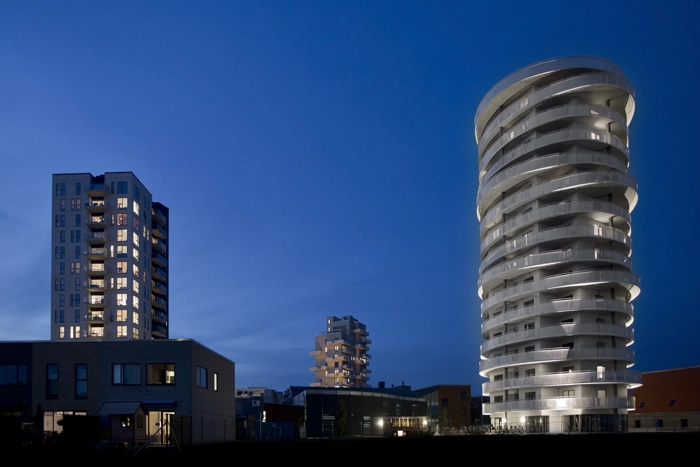 Twister Twister i samspil med de omkring liggende bygninger. Set fra syd.