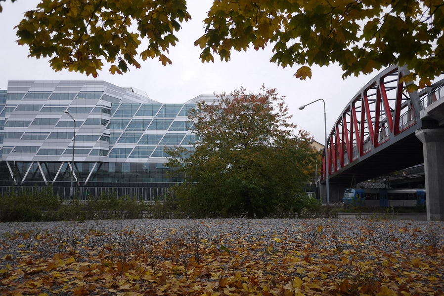 Swedbank hovedkontor Swedbanks domicil set fra nord-øst, med den røde jernbanebro mod nord