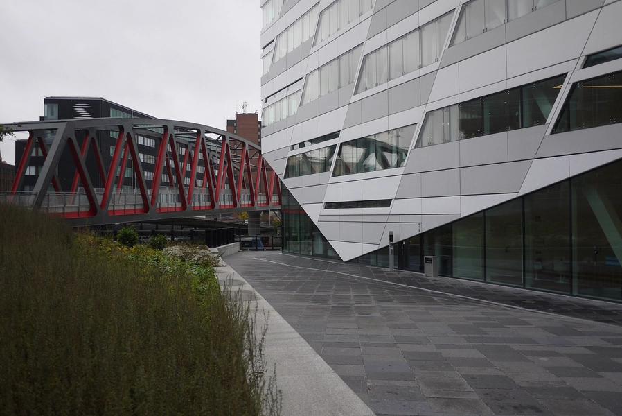 Swedbank hovedkontor Nord-vest gavl, facaden møder grunden i et enkelt punkt