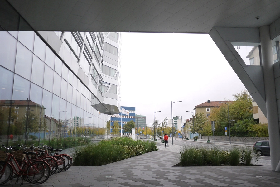 Swedbank hovedkontor Indgangsparti, udkragnende bygningsvolumen skaber læ mod vind og vejr