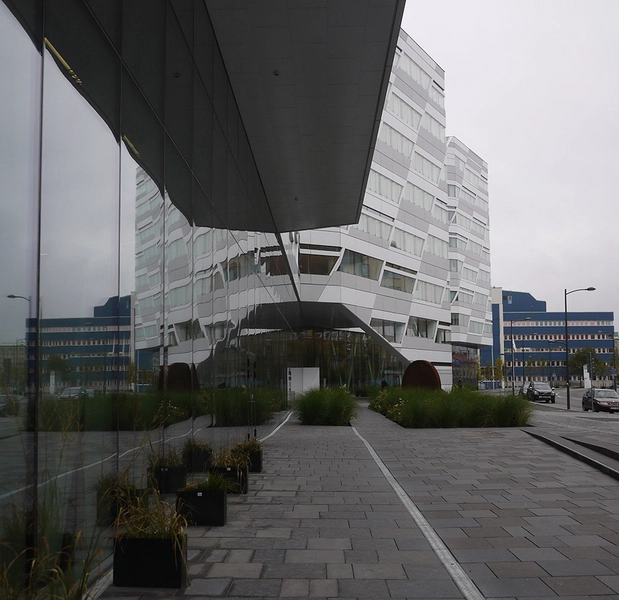 Swedbank hovedkontor Facadens store glaspartier ved to nederste etager signalerer rummenes semi-offentlige funktioner