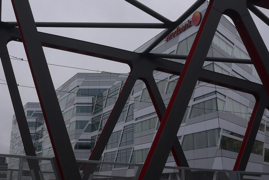 Swedbank hovedkontor Jernbanebro og facade med trianguleret struktur