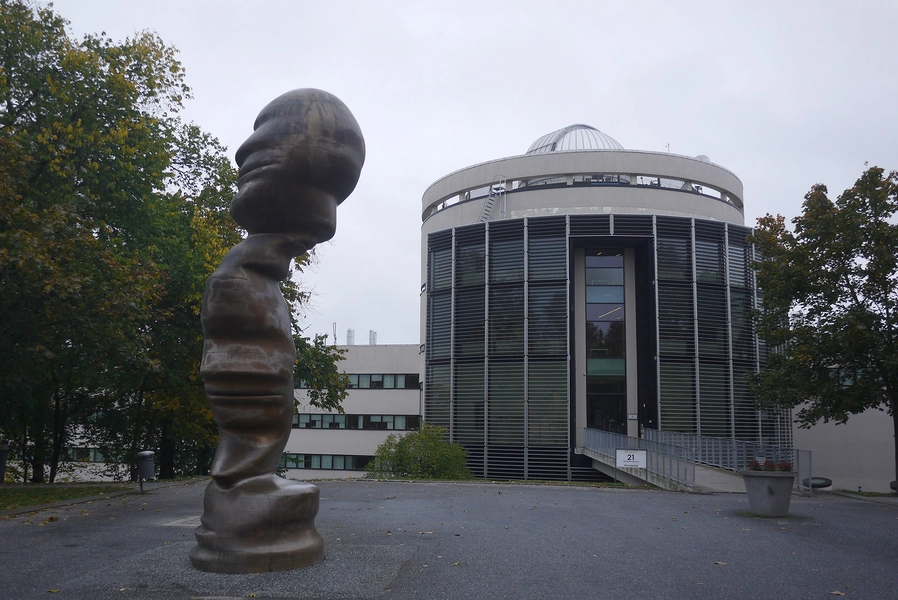 AlbaNova Hovedindgang, med Tony Craggs skulptur ”Think thing“ i forgrunden
