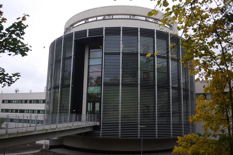 AlbaNova Hovedindgangen set fra syd-øst, med forbindelsesbro