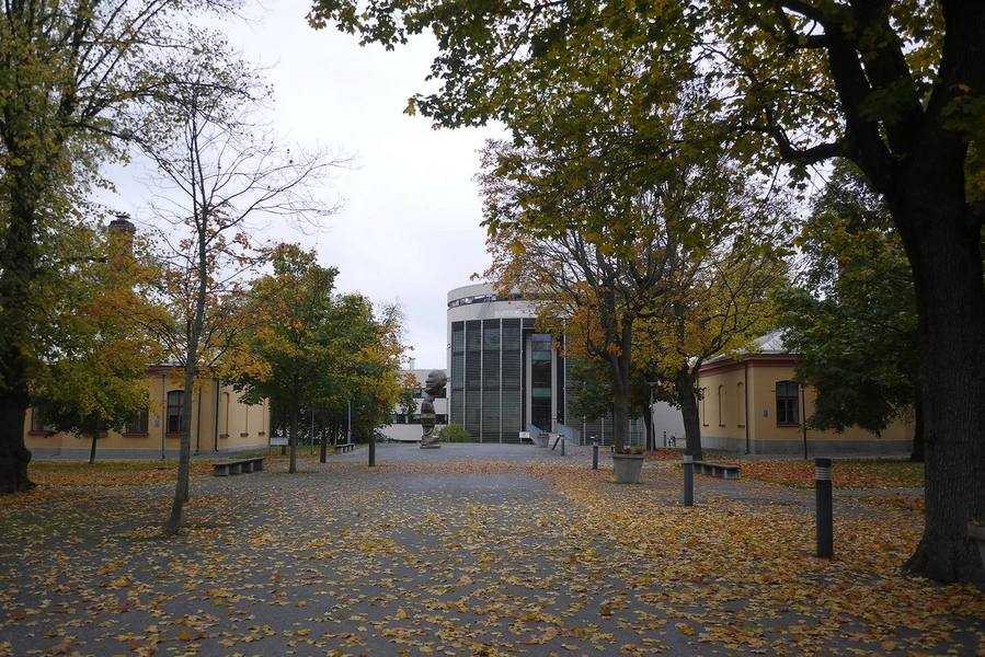 AlbaNova Alléen mod hovedindgangen fører forbi det gamle Roslagstulls Epidemisygehus, som i dag er en del af fysikcentrum