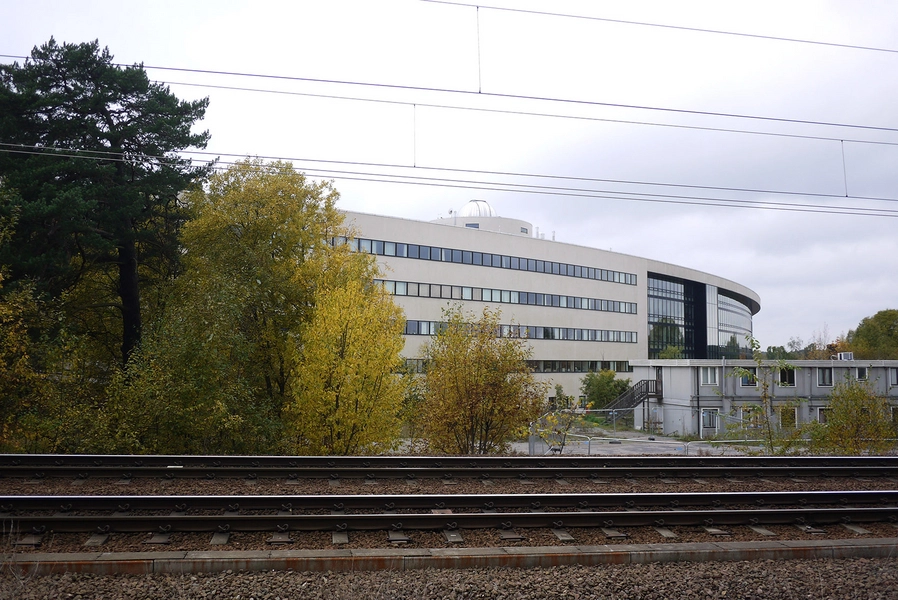 AlbaNova Bygningen set fra nordøst med Roslagbanens spor i forgrunden