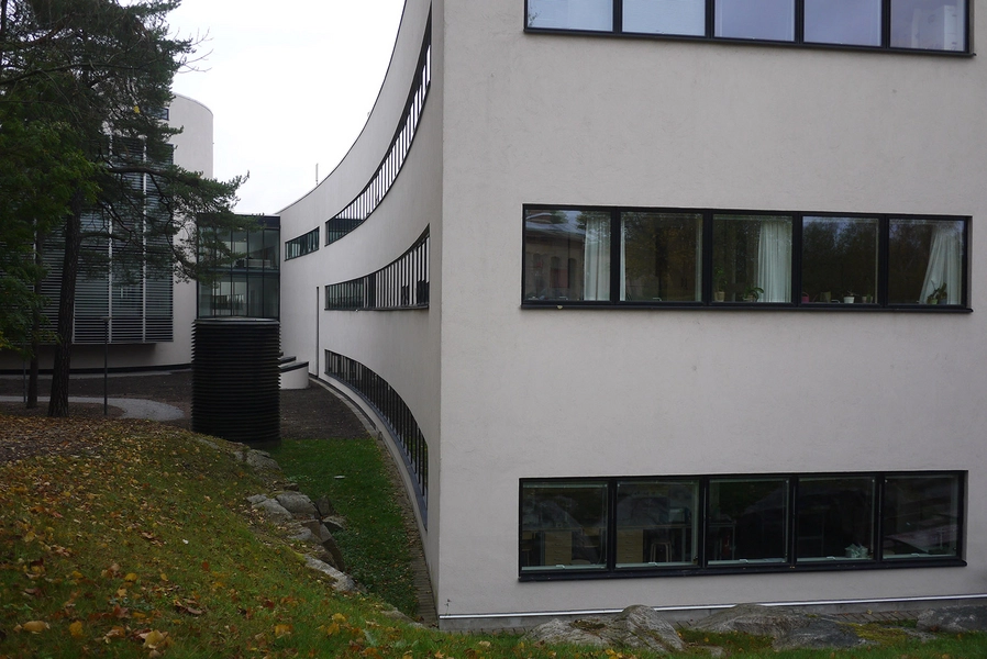 AlbaNova Blik fra øst mod hovedindgang, gavl på et af de fire huse