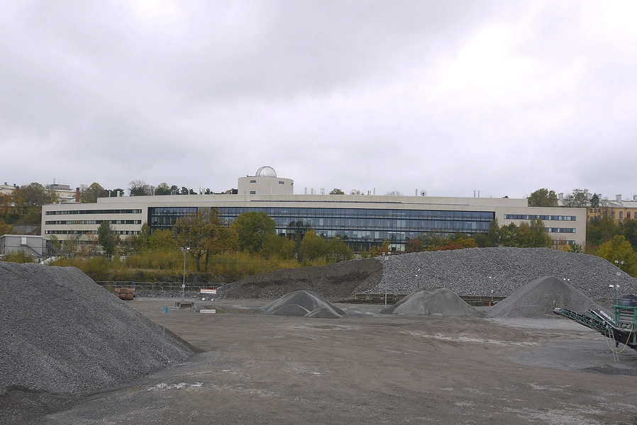 AlbaNova Bygningen set fra nord med det kommende universitetsområde i forgrunden