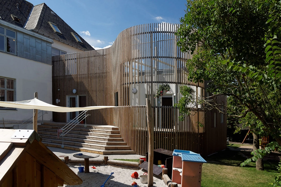 Edel Liisbergs Børnehave Møde mellem gammelt og nyt, legeplads