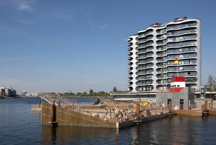 Coral Bath Coral Bath med Metropolis-bygningen i baggrunden.