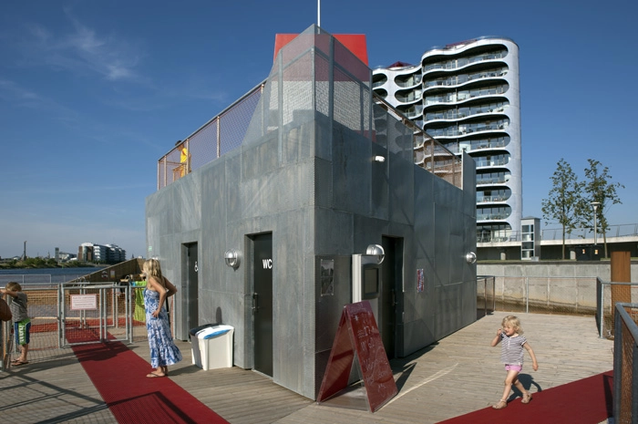 Coral Bath Servise-bygning ved ankomsten til havnebadet.