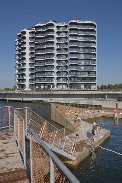 Coral Bath Udsigt fra udspringsdæk med Metropolis-bygningen i baggrunden.