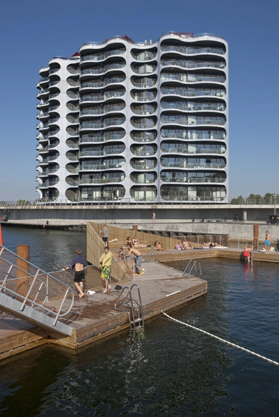 Coral Bath Udsigt fra udspringsdæk med Metropolis-bygningen i baggrunden.