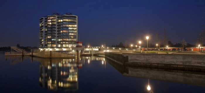 Coral Bath Coral Bath og Metropolis-bygningen set fra Sluseholmen.