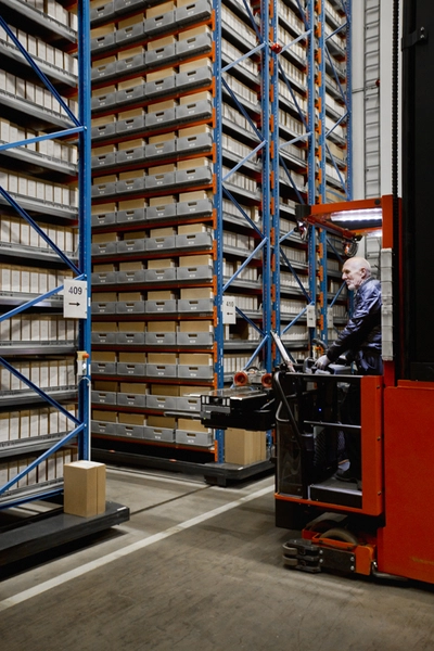 Det ny Rigsarkiv Arkivmaterialet sættes på plads ved hjælp af mobile elevatorer