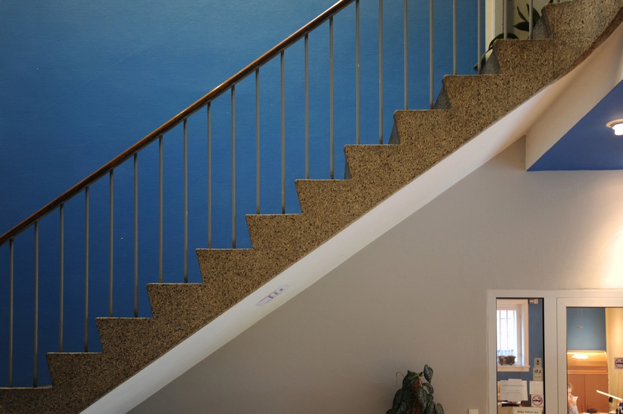 Hermes Hallen Trappe til husets 1. sal. Til venstre kig ind til klubbens kontor.