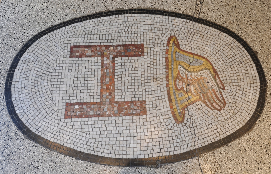 Hermes Hallen Mosaik i gulvet ved ankomsten.