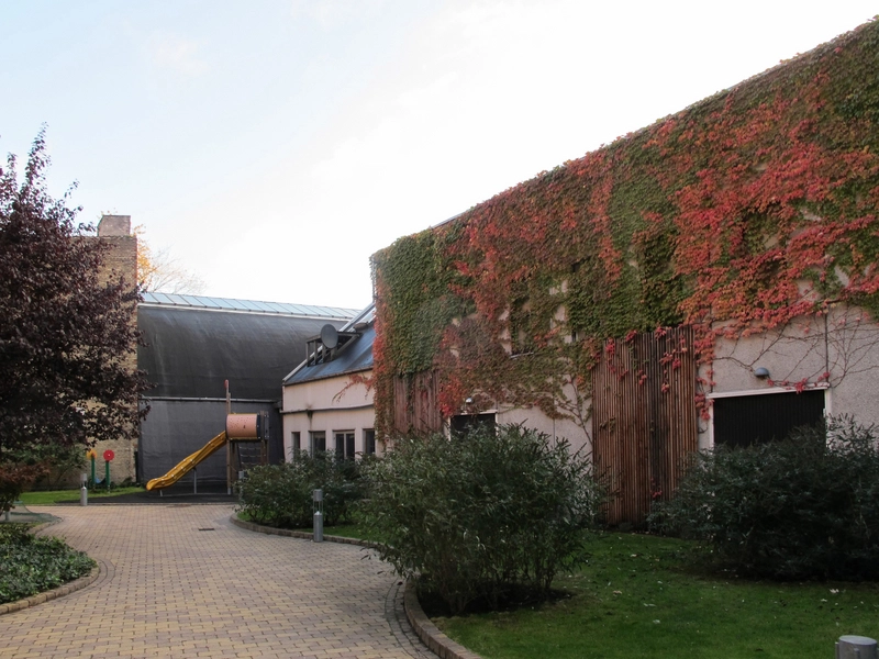 Hermes Hallen De to senere udbygninger i gården bag hallen. Set fra syd.