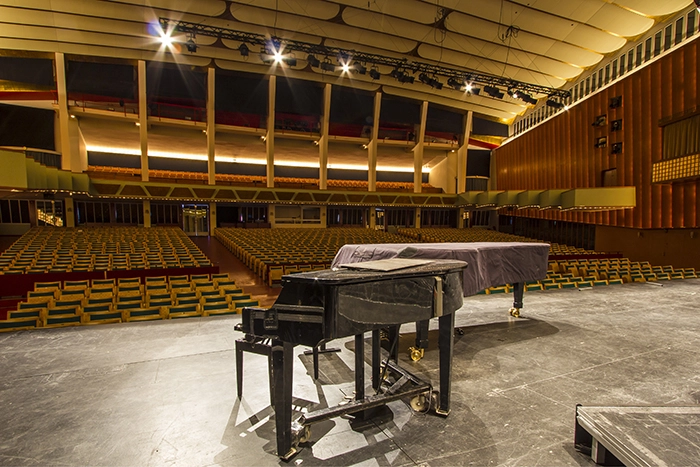 Tivolis Koncertsal Koncertsalen efter restaureringen i 2005, scene
