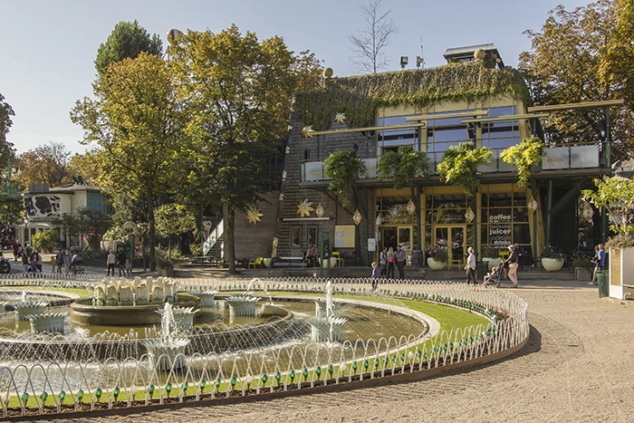 Woodhouse Tivoli Bygningen set fra springvandet ved plænen