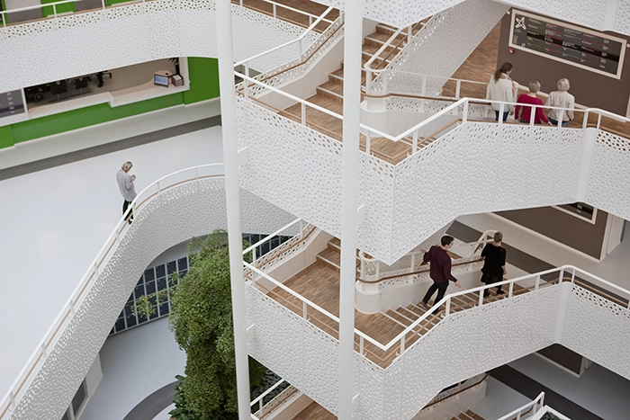 Handicaporganisationernes Hus Trapper i atrium