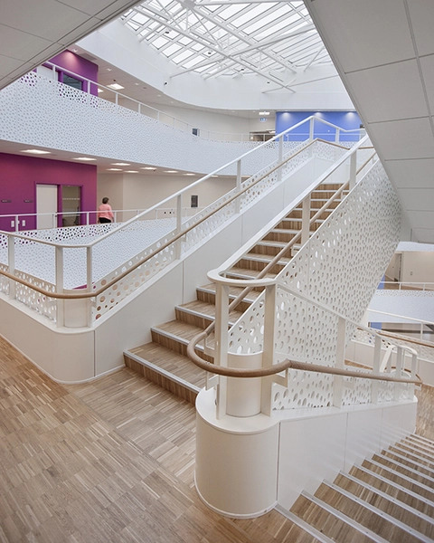 Handicaporganisationernes Hus Trapper i atrium