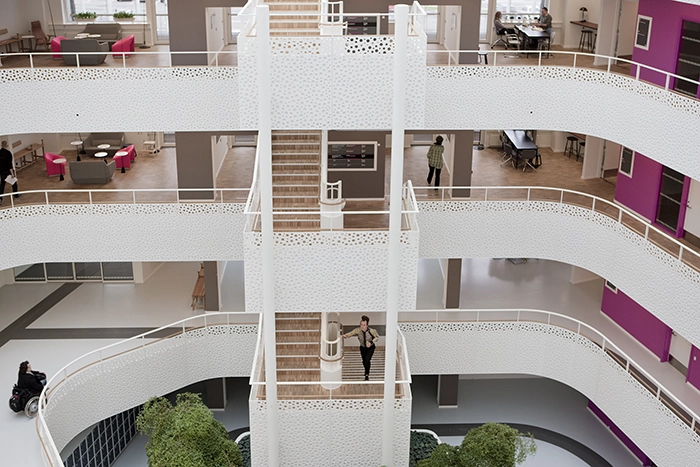 Handicaporganisationernes Hus Trapper i atrium