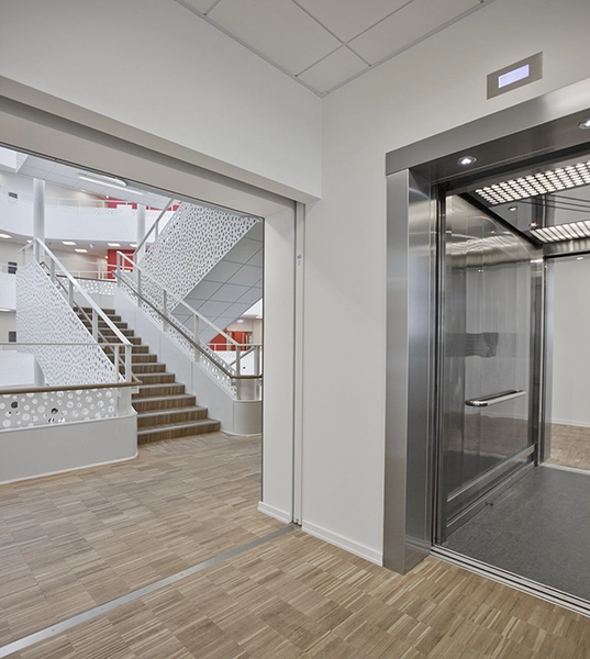 Handicaporganisationernes Hus Alle elevatorer i bygningen er åbne i begge ender så kørestolsbrugere lettere kan komme ind og ud