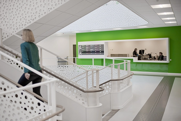 Handicaporganisationernes Hus Receptionsdisken er delt i to niveauer af hensyn til kørestolsbrugere