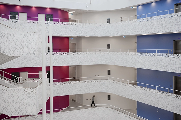 Handicaporganisationernes Hus De stærke farver er brugt til at indikere hvor man befinder sig i byggeriet