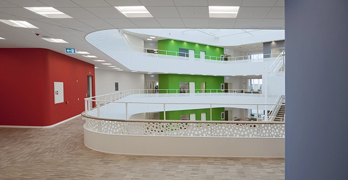 Handicaporganisationernes Hus De stærke farver i atrium er brugt til at indikere hvor man befinder sig i byggeriet