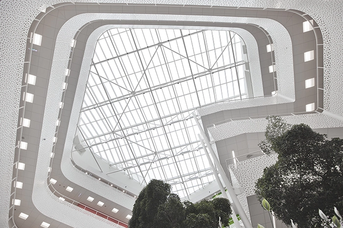 Handicaporganisationernes Hus Den femkantede form i atrium gør det lettere for synshandicappede at orientere sig.