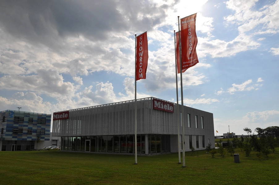 Miele Showroom Flagstængerne foran bygningen mod Motorvejssiden