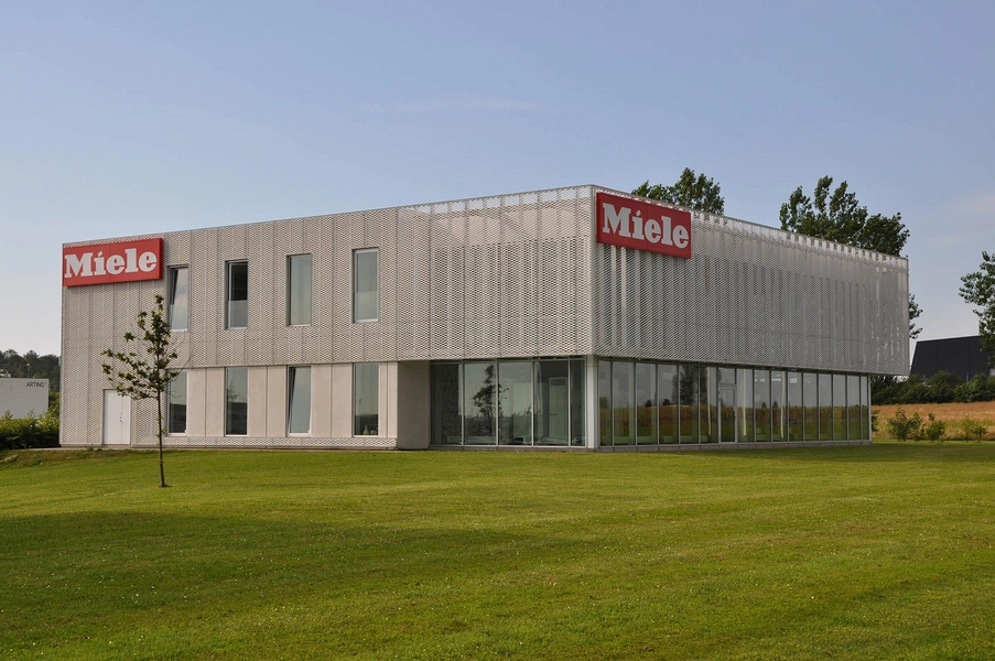 Miele Showroom Kig på bygningnens hjørne hvor den tunge bagkerne møder den lette forside