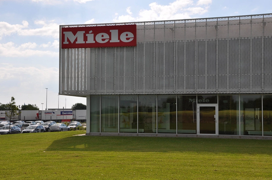 Miele Showroom Strækmetalskærm over det transparente vinduesbånd