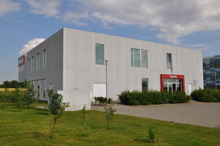 Miele Showroom Kig på bygningshjørnet mod parkeringspladsen