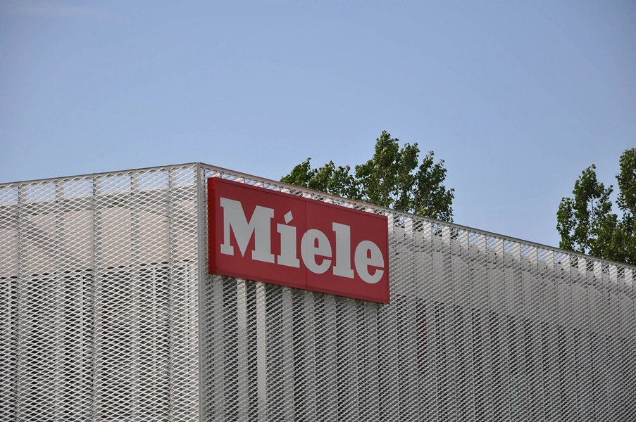 Miele Showroom Logo på strækmetal