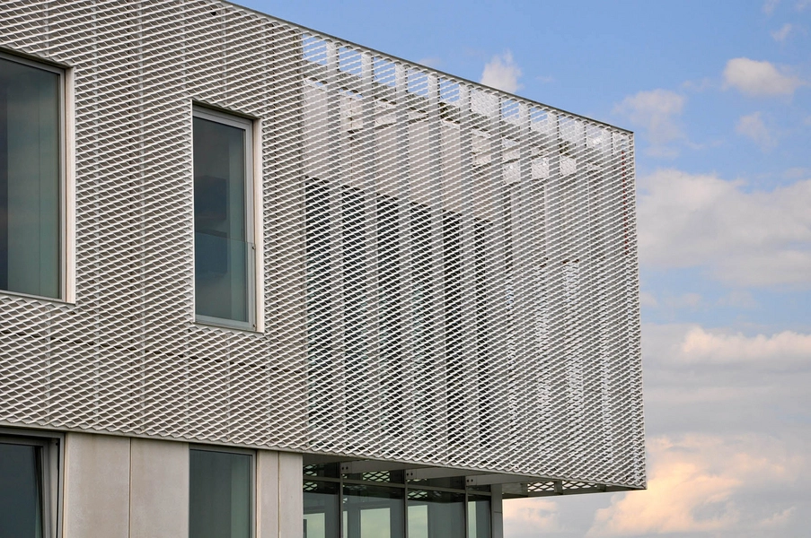 Miele Showroom Strækmetalskærmen omslutter både bygningens tunge og lette struktur