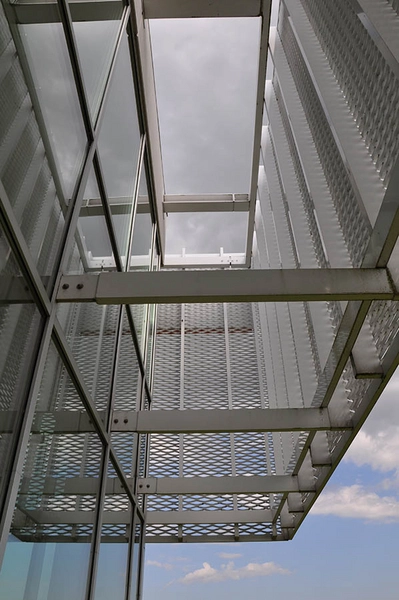 Miele Showroom Et stålstativ bærer metalskærmen