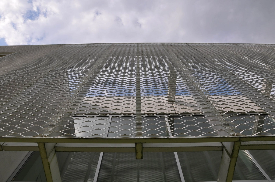 Miele Showroom Kig op på strækmetalskærmen