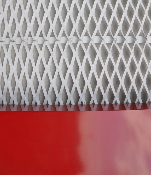 Miele Showroom Det hvide strækmetal mod den røde Mielefarve