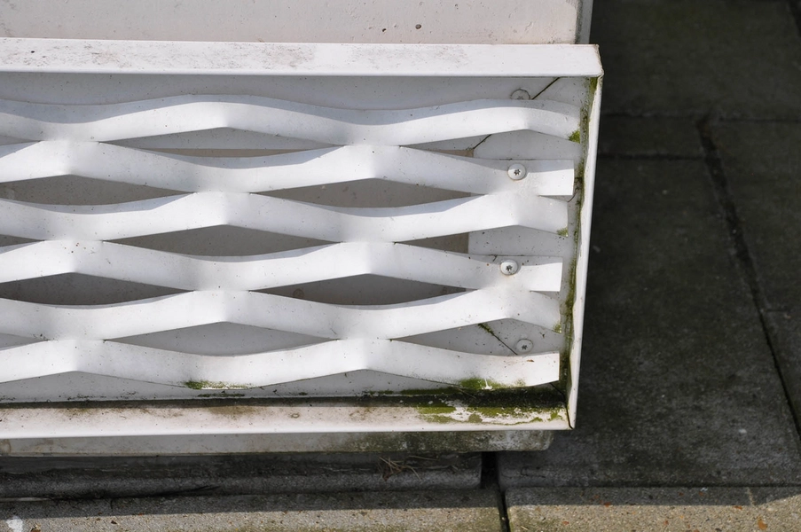 Miele Showroom Strækmetaldetalje omkring fundamentet